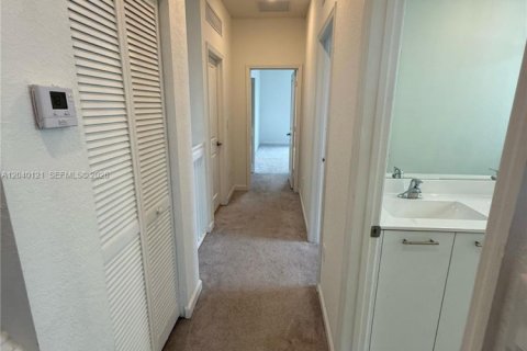 House in Miami, Florida 4 bedrooms, 184.23 sq.m. № 2086447 - photo 26