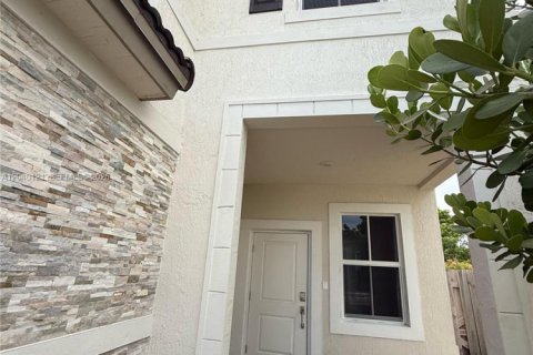 House in Miami, Florida 4 bedrooms, 184.23 sq.m. № 2086447 - photo 4