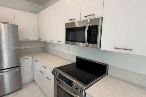 House in Miami, Florida 4 bedrooms, 184.23 sq.m. № 2086447 - photo 11