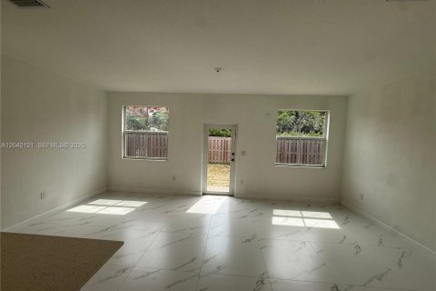 House in Miami, Florida 4 bedrooms, 184.23 sq.m. № 2086447 - photo 13