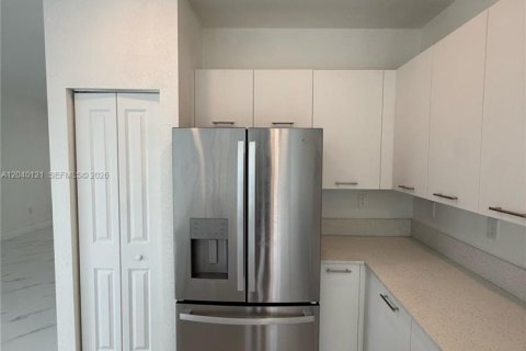 House in Miami, Florida 4 bedrooms, 184.23 sq.m. № 2086447 - photo 12
