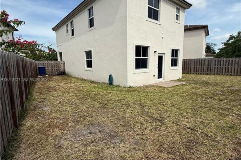 House in Miami, Florida 4 bedrooms, 184.23 sq.m. № 2086447 - photo 30