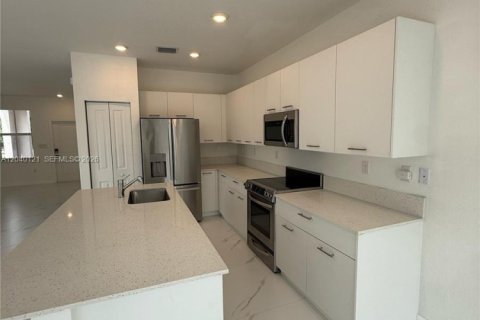 House in Miami, Florida 4 bedrooms, 184.23 sq.m. № 2086447 - photo 8