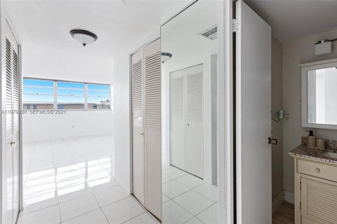 Copropriété à vendre à North Miami, Floride: 2 chambres, 101.82 m2 № 2090691 - photo 10