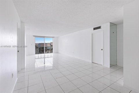 Copropriété à vendre à North Miami, Floride: 2 chambres, 101.82 m2 № 2090691 - photo 4