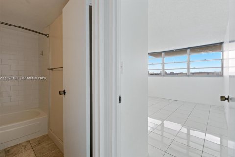 Copropriété à vendre à North Miami, Floride: 2 chambres, 101.82 m2 № 2090691 - photo 9