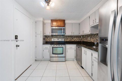 Copropriété à vendre à North Miami, Floride: 2 chambres, 101.82 m2 № 2090691 - photo 17
