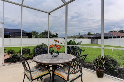 House in Land O' Lakes, Florida 4 bedrooms, 230.03 sq.m. № 2204110 - photo 11