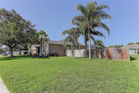 House in Land O' Lakes, Florida 4 bedrooms, 230.03 sq.m. № 2204110 - photo 4