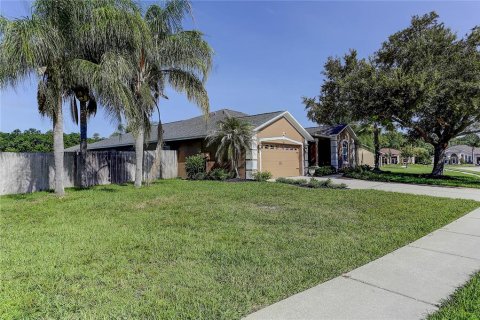 House in Land O' Lakes, Florida 4 bedrooms, 230.03 sq.m. № 2204110 - photo 3