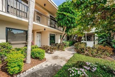 Condo in Saint Petersburg, Florida, 2 bedrooms  № 1086428 - photo 1