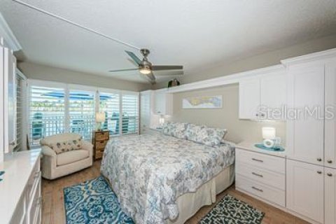 Condo in Saint Petersburg, Florida, 2 bedrooms  № 1086428 - photo 23