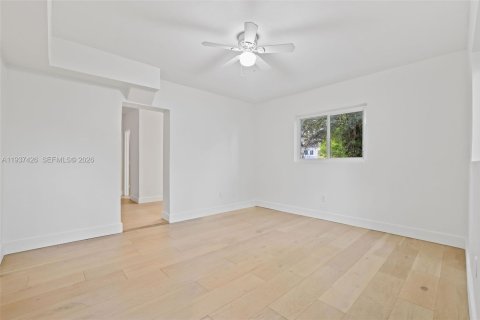 House in Miami, Florida 2 bedrooms, 110.46 sq.m. № 1997516 - photo 11