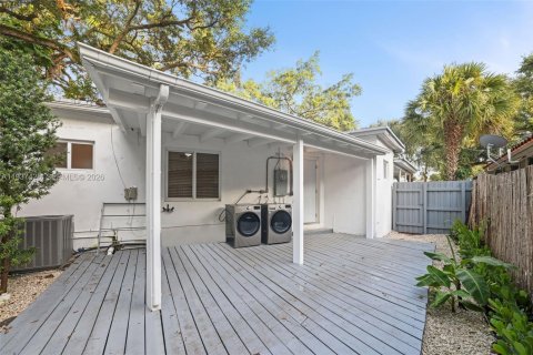 House in Miami, Florida 2 bedrooms, 110.46 sq.m. № 1997516 - photo 19