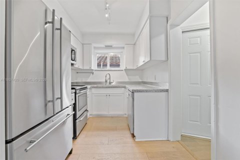 House in Miami, Florida 2 bedrooms, 110.46 sq.m. № 1997516 - photo 3