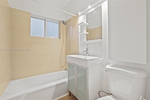 House in Miami, Florida 2 bedrooms, 110.46 sq.m. № 1997516 - photo 15