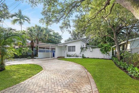 House in Miami, Florida 2 bedrooms, 110.46 sq.m. № 1997516 - photo 2