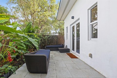 House in Miami, Florida 2 bedrooms, 110.46 sq.m. № 1997516 - photo 16