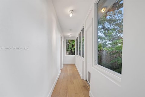 House in Miami, Florida 2 bedrooms, 110.46 sq.m. № 1997516 - photo 5