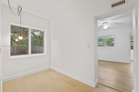 House in Miami, Florida 2 bedrooms, 110.46 sq.m. № 1997516 - photo 13