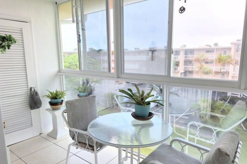 Condo in Lake Worth, Florida, 2 bedrooms  № 965835 - photo 1