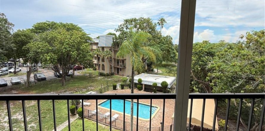 Condo in Lauderhill, Florida, 3 bedrooms № 1823824