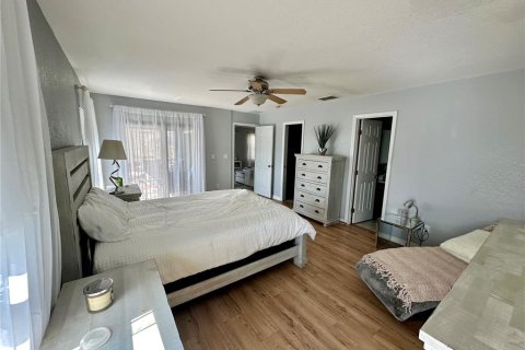 House in Winter Haven, Florida 3 bedrooms, 142.98 sq.m. № 2213147 - photo 9