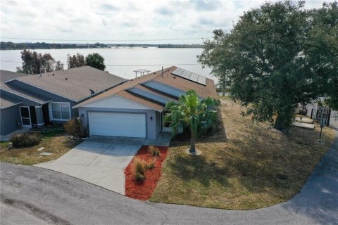 House in Winter Haven, Florida 3 bedrooms, 142.98 sq.m. № 2213147 - photo 2