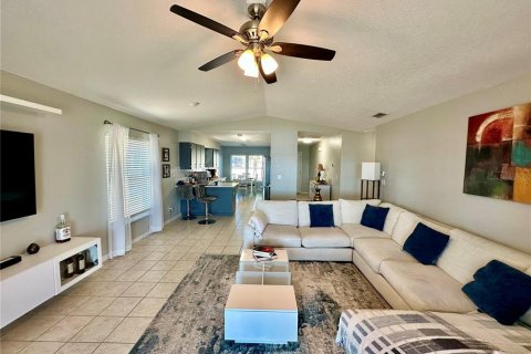 House in Winter Haven, Florida 3 bedrooms, 142.98 sq.m. № 2213147 - photo 5