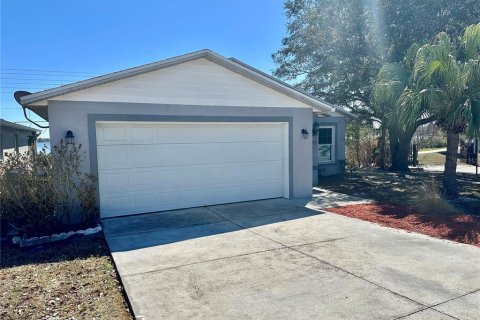 House in Winter Haven, Florida 3 bedrooms, 142.98 sq.m. № 2213147 - photo 24