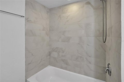 Copropriété à vendre à Orlando, Floride: 2 chambres, 90.77 m2 № 2410346 - photo 18
