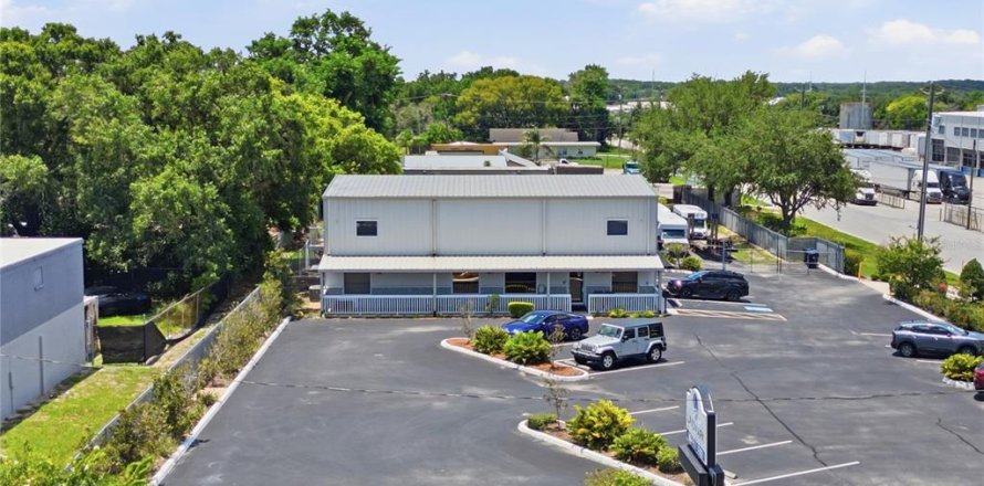Immobilier commercial à Auburndale, Floride 633.78 m2 № 2134064