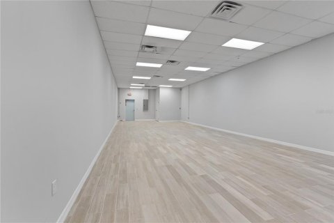 Immobilier commercial à louer à Leesburg, Floride: 98.85 m2 № 2430783 - photo 8