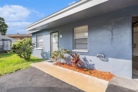 Duplex in Largo, Florida 4 bedrooms, 151.62 sq.m. № 1774027 - photo 2