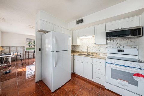 Duplex in Largo, Florida 4 bedrooms, 151.62 sq.m. № 1774027 - photo 8