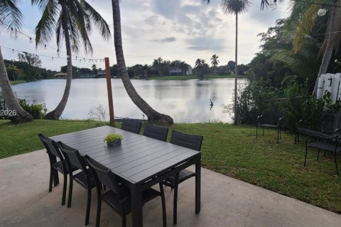 Casa en venta en Pembroke Pines, Florida, 3 dormitorios, 157.56 m2 № 2281290 - foto 9