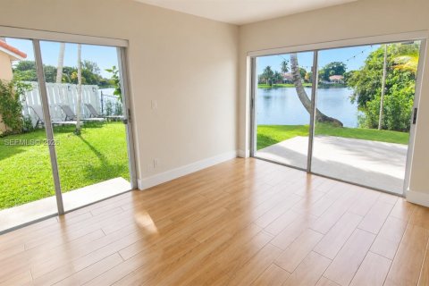 Casa en venta en Pembroke Pines, Florida, 3 dormitorios, 157.56 m2 № 2281290 - foto 5