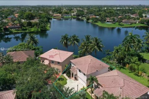 Casa en venta en Pembroke Pines, Florida, 3 dormitorios, 157.56 m2 № 2281290 - foto 3