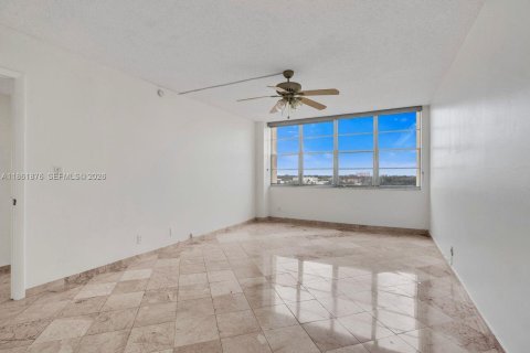 Снять в аренду кондоминиум в Норт-Майами-Бич, Флорида 2 спальни, 103.31м2, № 2013913 - фото 28