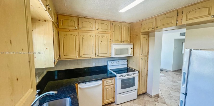 Кондоминиум с 2 спальнями в Норт-Майами-Бич, Флорида № 2013913