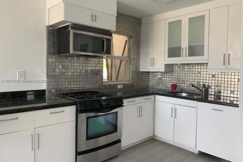 Condo in Miami Beach, Florida, 1 bedroom № 2240874 - photo 16