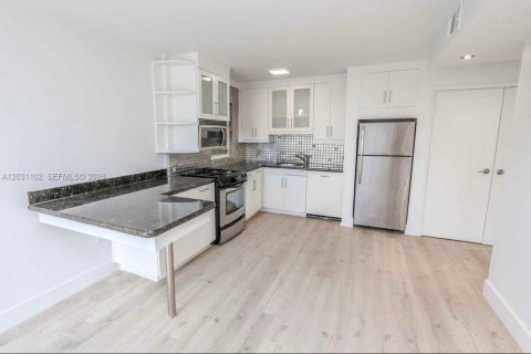Condo in Miami Beach, Florida, 1 bedroom № 2240874 - photo 9