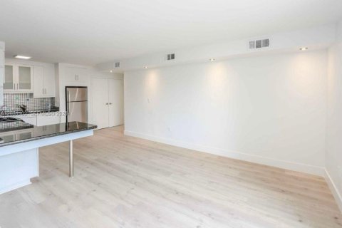 Condo in Miami Beach, Florida, 1 bedroom № 2240874 - photo 5