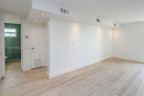 Condo in Miami Beach, Florida, 1 bedroom № 2240874 - photo 12