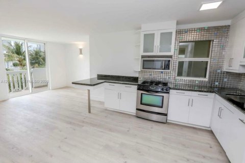Condo in Miami Beach, Florida, 1 bedroom № 2240874 - photo 3