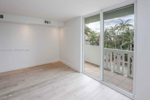 Condo in Miami Beach, Florida, 1 bedroom № 2240874 - photo 11