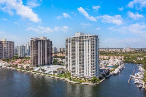 Condo in Aventura, Florida, 2 bedrooms  № 1863038 - photo 23
