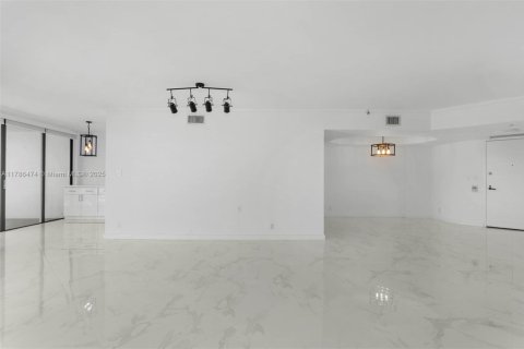 Condo in Aventura, Florida, 2 bedrooms  № 1863038 - photo 8