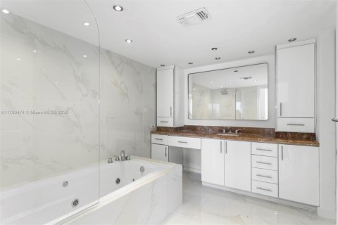 Condo in Aventura, Florida, 2 bedrooms  № 1863038 - photo 16