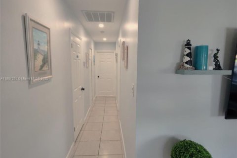 House in Fort Myers, Florida 3 bedrooms, 121.98 sq.m. № 1864448 - photo 7
